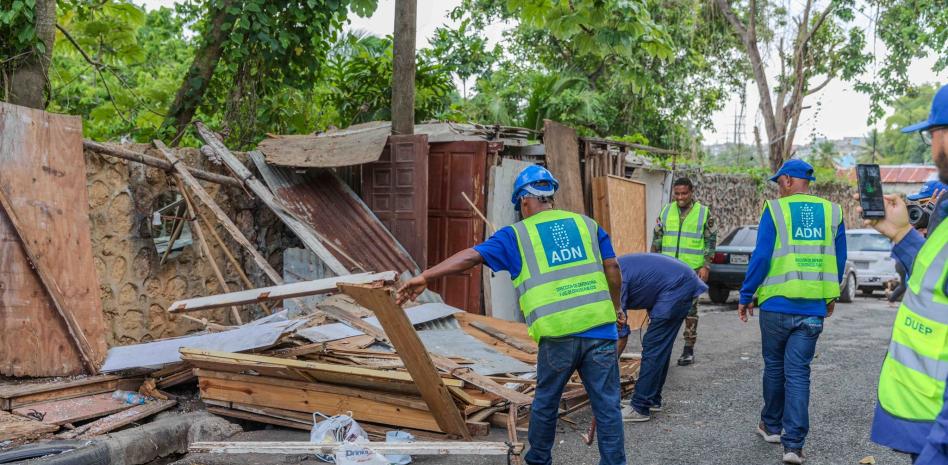 Alcaldía del DN ordena retirar infraestructuras y recuperar aceras ocupadas en Arroyo Hondo