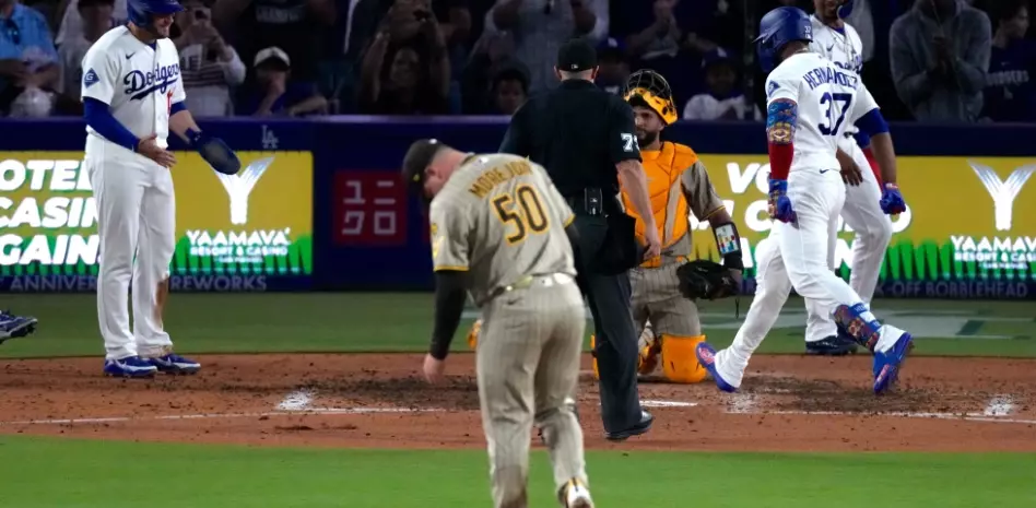 Teoscar Hernández, con grand slam, impulsa otra remontada de Dodgers ante Padres