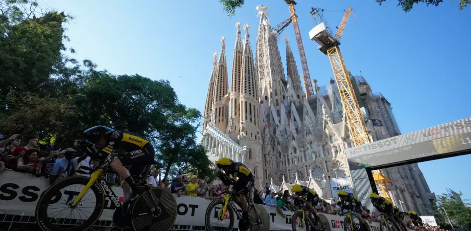 Mientras Pogačar busca 5to. título, Vingegaard toma la ventaja en Tour de Francia