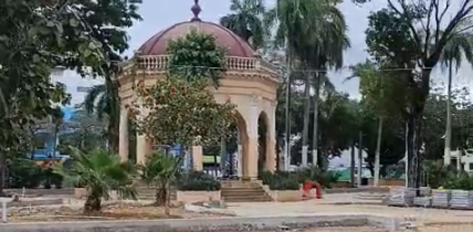 Parque Enriquillo avanza en remodelación mientras comerciantes se quejan por poco flujo de personas