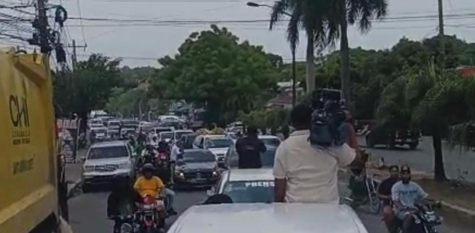 Multitud acompaña cortejo fúnebre de Darling Mercado; paralizan el tránsito