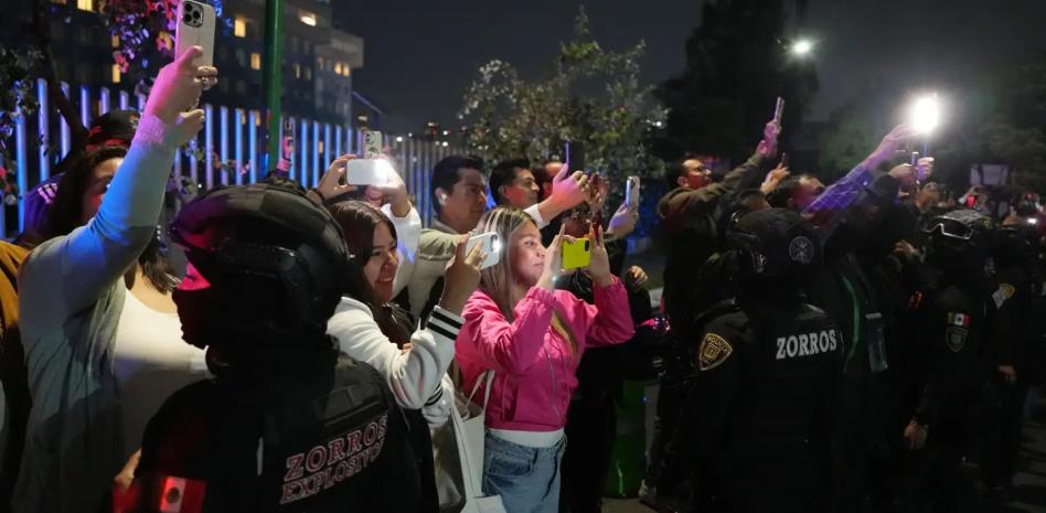 Mexicanos tocan trompetas frente hotel para impedir el sueño de los jugadores ingleses