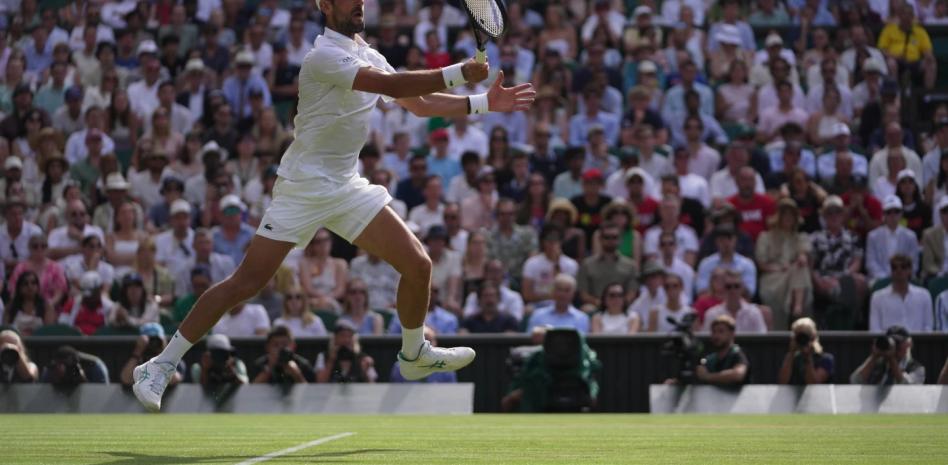 Djokovic supera el récord de Federer en Wimbledon con la victoria número 106
