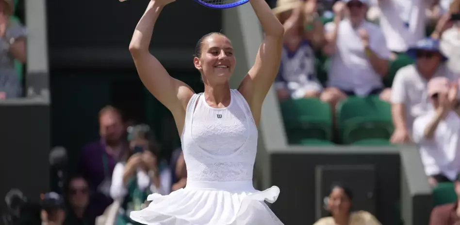 La ucraniana Marta Kostyuk avanza a los cuartos de final de Wimbledon en una visita de Roger Federer