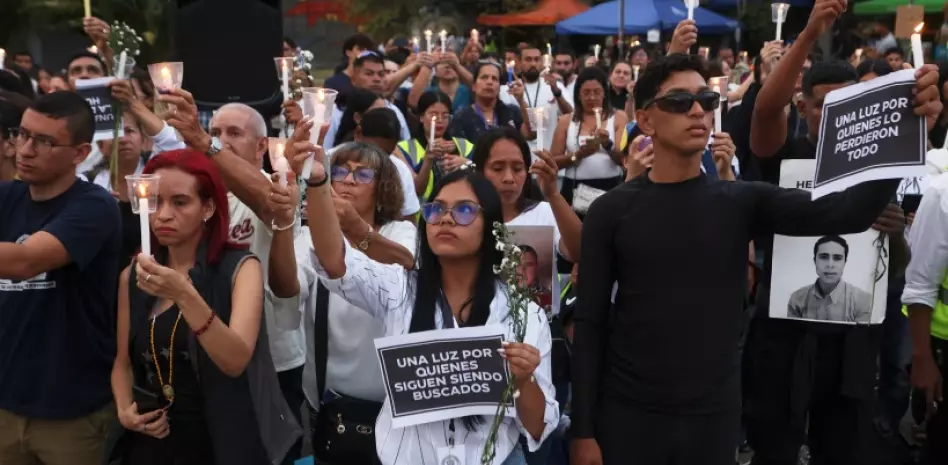 Venezolanos buscan solos a sus parientes bajo escombros