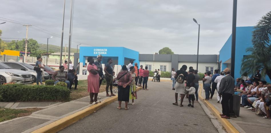 "Volví con las manos vacías": el paro médico deja a decenas de pacientes sin consultas en Barahona