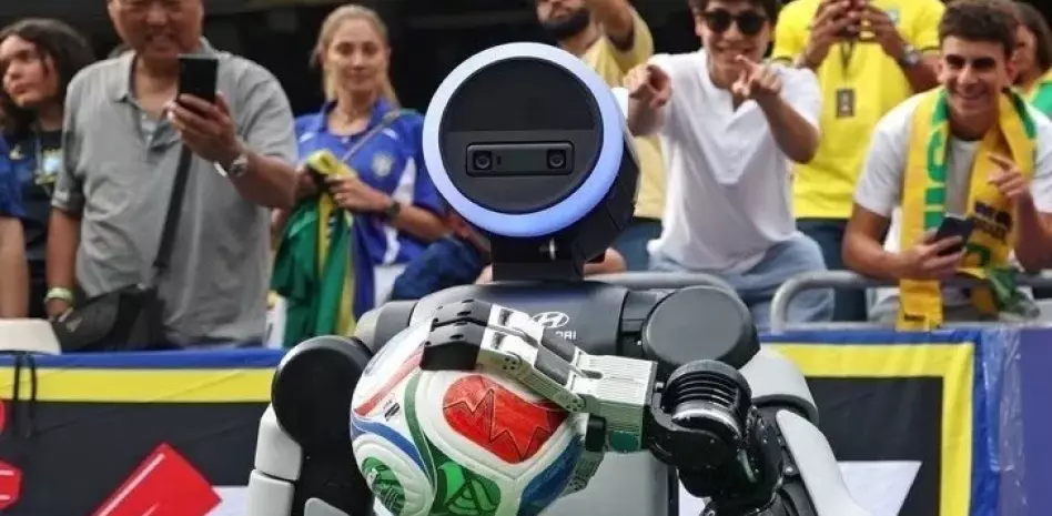 Atlas: el robot futbolista que celebra los goles