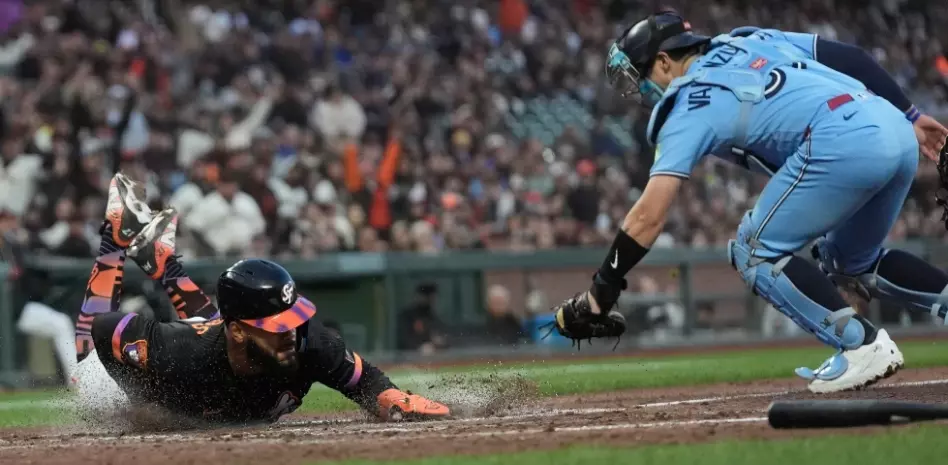 Jonatan Clase batea primer H4 del año, Azulejos vencen 9-3 a los Gigantes