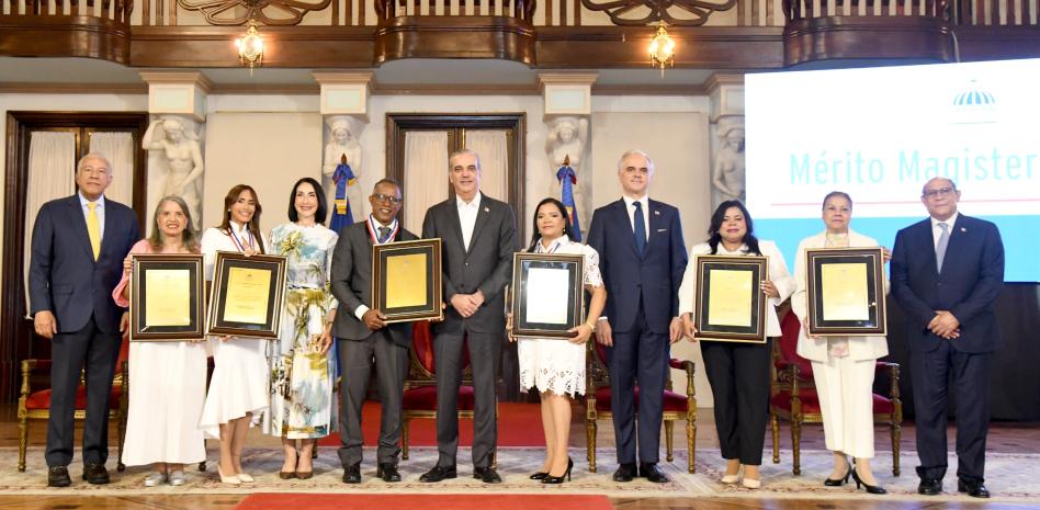 Gobierno galardona a 16 maestros con el premio al Mérito Magisterial
