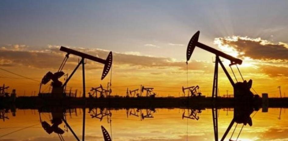 Incertidumbre mundial dispara el crudo, crecimiento retrocede
