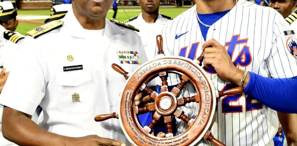 Juan Soto comparte con el comandante general de la Armada en el Citi Field de Nueva York