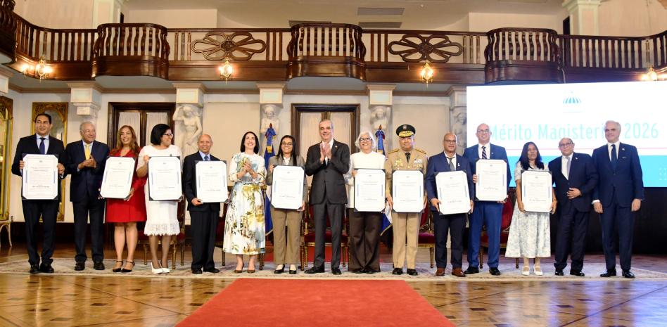 El Presidente reconoce a 16 maestros por su labor