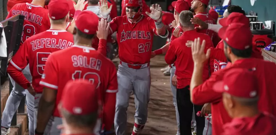 Trout batea cuadrangular, Adell conecta 2 y Angelinos vencen 13-1 a Rangers