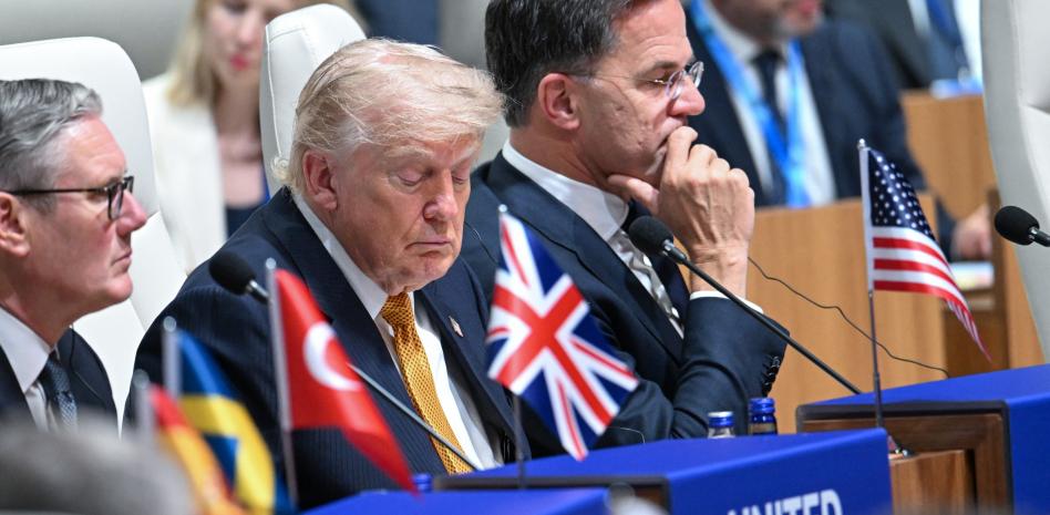 El presidente de Turquía obsequia un revólver con seis balas a los líderes de la OTAN