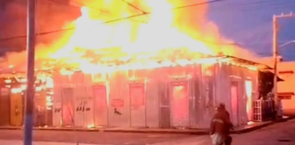 Incendio destruye negocios de una cuadra completa en Imbert, Puerto Plata