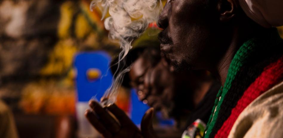 En nombre de la libertad de culto, los rastafaris kenianos esperan poder fumar cannabis legalmente