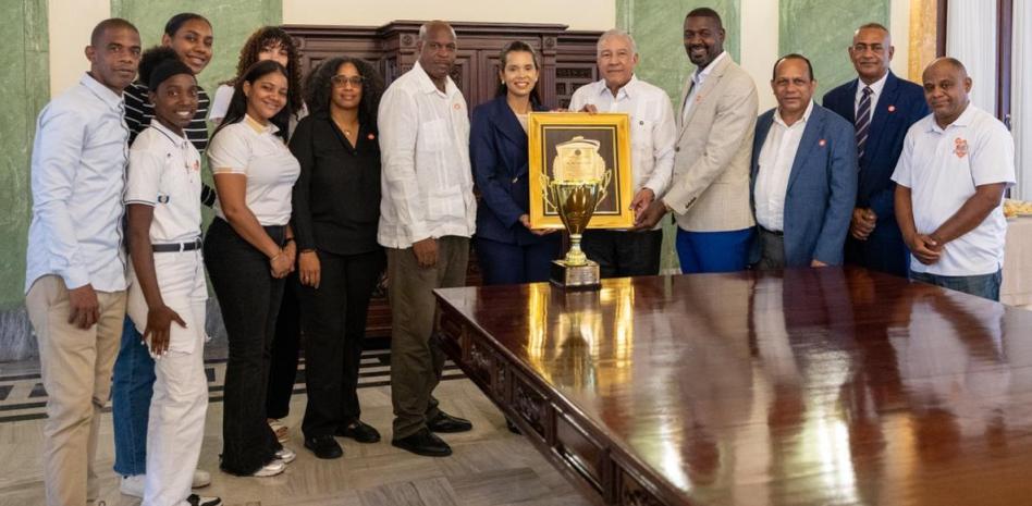 Ministro Andrés Bautista recibe reconocimiento de Abasado
