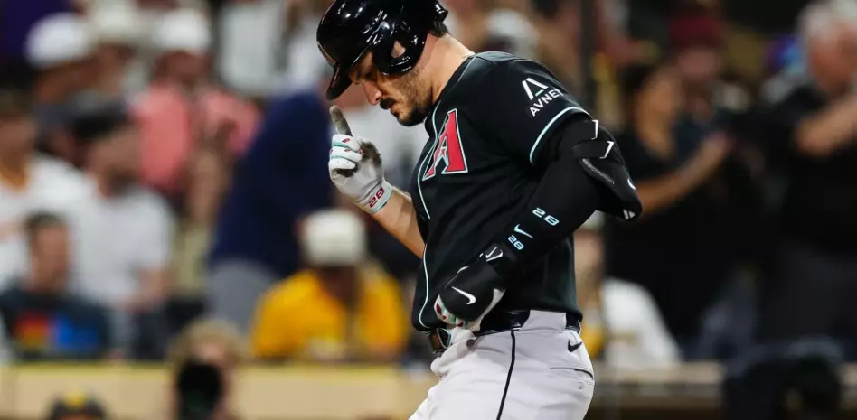 Arenado conecta cuadrangular, Kelly lanza 7 sólidas entradas y Arizona vence a Padres