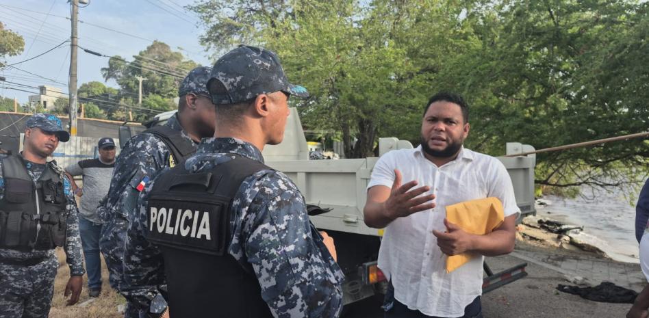Pescadores de Barahona denuncian "atropello" tras demolición de casetas durante litigio judicial