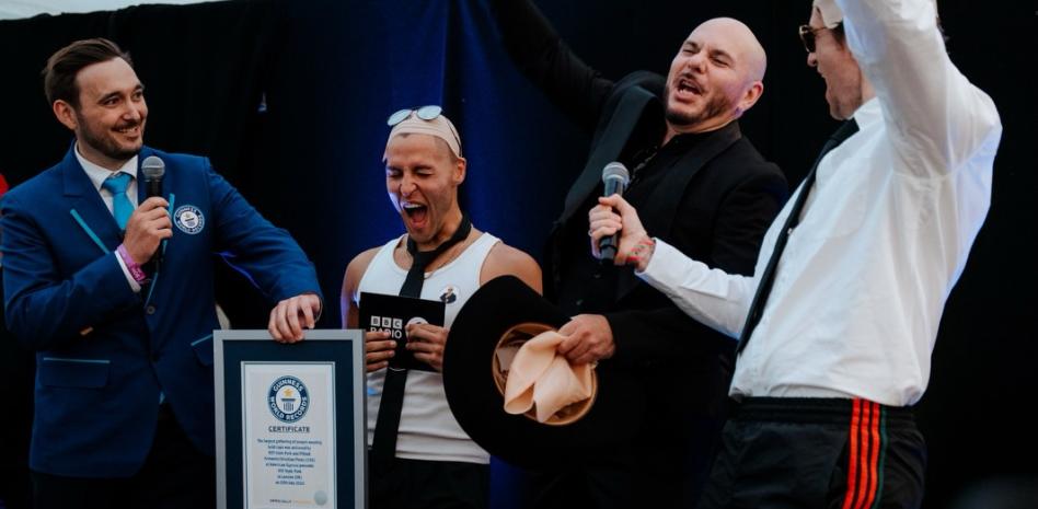 Pitbull rompe el récord Guinness por la mayor cantidad de personas usando calvas falsas