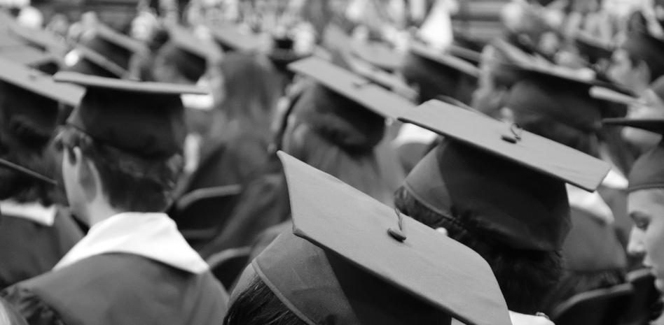 Proyecto de Ley busca prohibir condicionamiento de entrega de títulos a pago de graduación