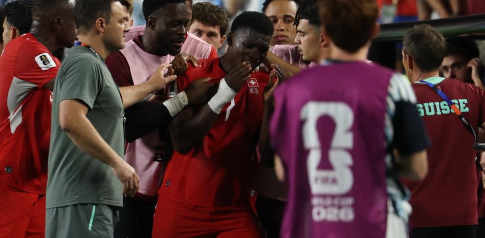 Suiza estalla indignada tras expulsión de Breel Embolo por simulación en el Mundial
