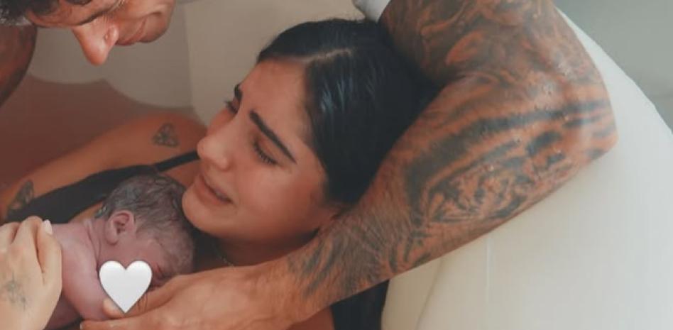 Isabella Ladera da a luz a su hijo Koa durante un parto casero