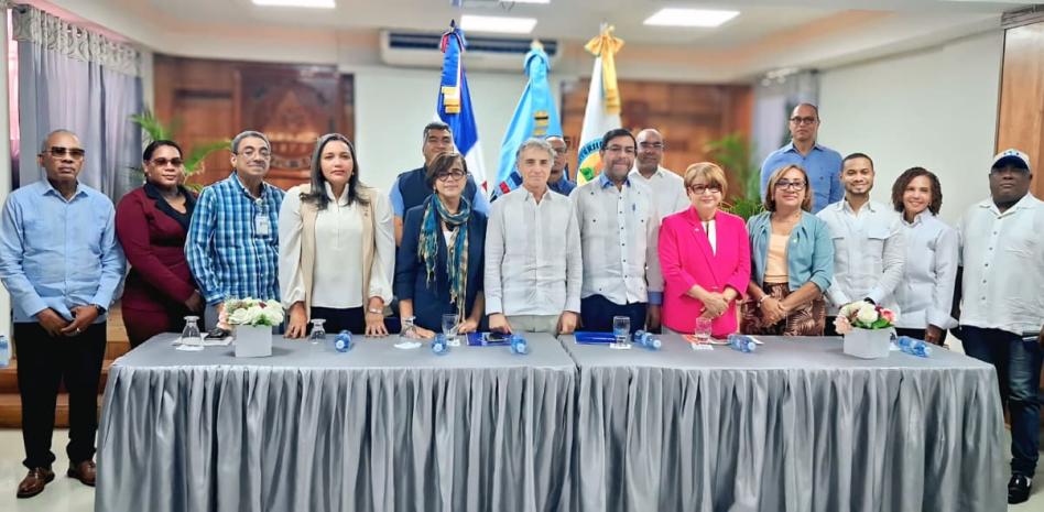 Alianza Hidroeléctrica Los Toros-Utesur beneficia a cientos de becarios en Azua