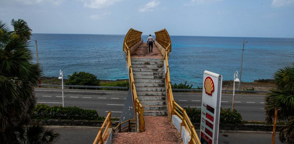 Abandono y corrosión amenazan puente peatonal en Las Américas