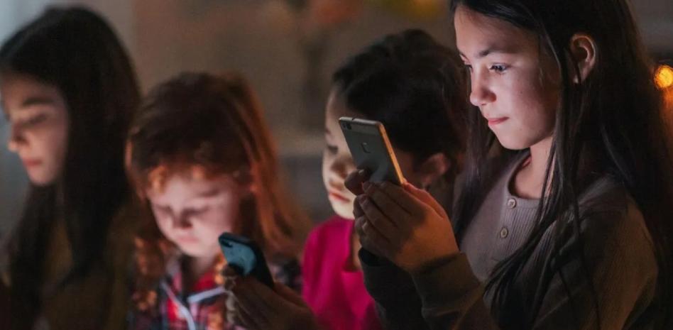 Países prohíben las redes sociales para los menores