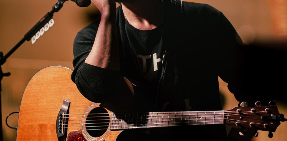 Beto Cuevas cantará por primera vez en Santiago