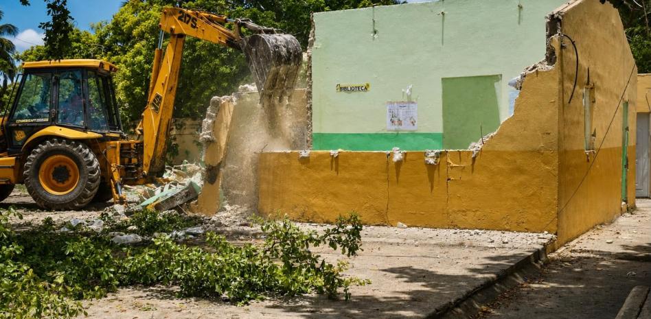 Inician demolición de la Escuela Básica Gregorio Luperón en San Luis