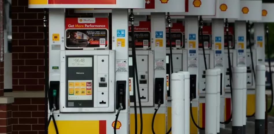 Precios en la gasolina reducen la inflación pero la guerra con Irán podría limitar el proceso