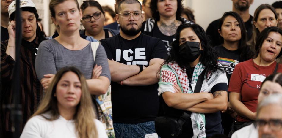 Trump dice que deben continuar los controles de ICE en carretera