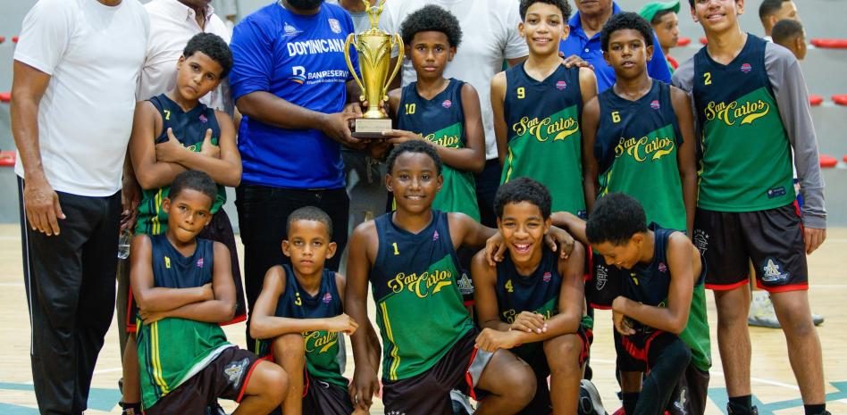 San Carlos se proclama como campeón del torneo minibasket de la Abadina