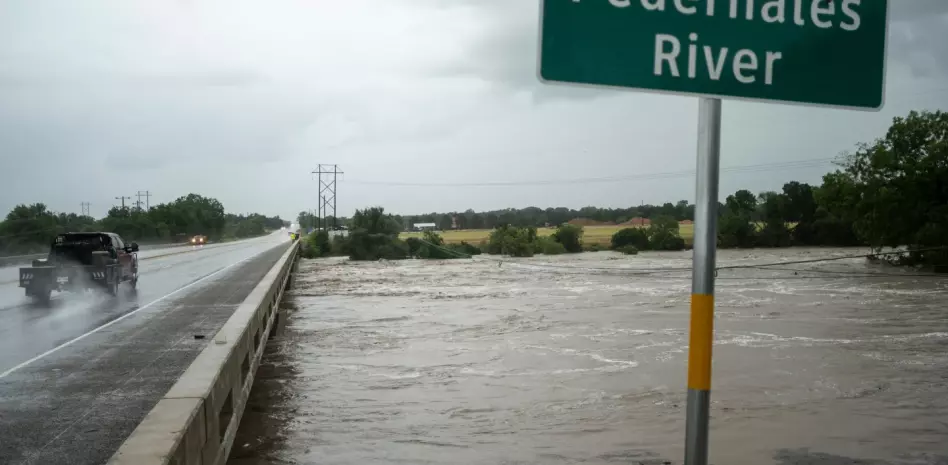 Fuertes tormentas causan inundaciones en Texas y el rescate de decenas de personas