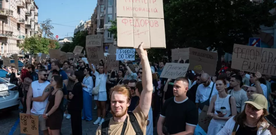 Destitución del Ministro de Defensa Mykhailo Fedorov genera protestas por parte del pueblo ucraniano