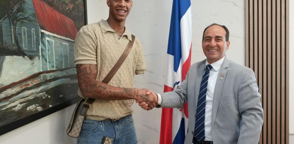 Hansel Enmanuel visita el consulado dominicano en la ciudad de Miami