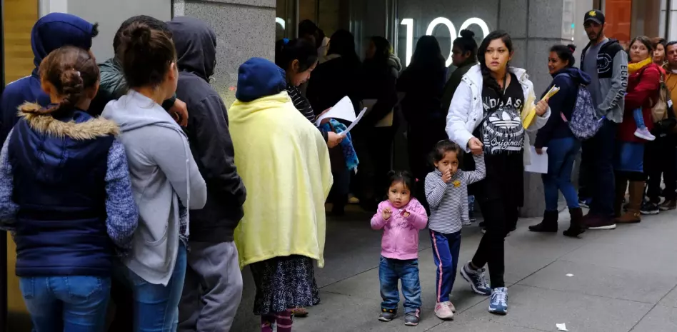 Peligra la residencia permanente a los inmigrantes, por reactivación de norma “carga pública”