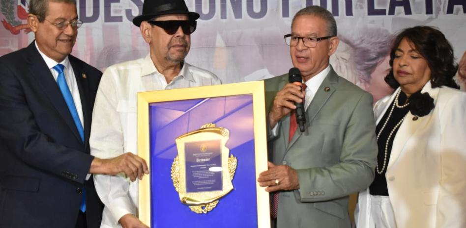 Reconocen a los artistas Fernando Villalona y Antonio Mateo en el 188 aniversario de La Trinitaria