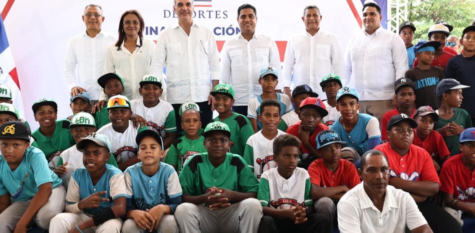 Santa Bárbara, de Samaná, recibe remozado estadio de béisbol
