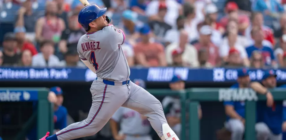 Álvarez batea dos jonrones y Mets vencen a los Filis bajo un cielo lleno de humo