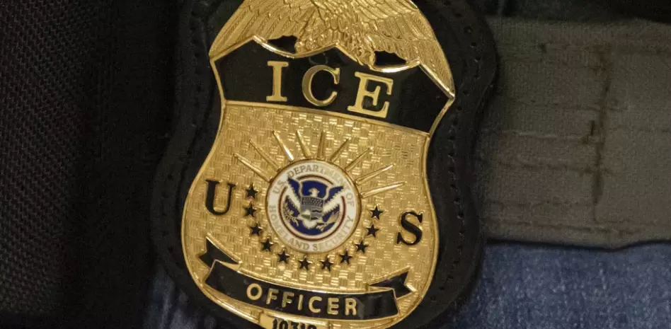 Familiares del agente de ICE implicado tiroteo de Maine cuestionan que recibiera una placa y un arma