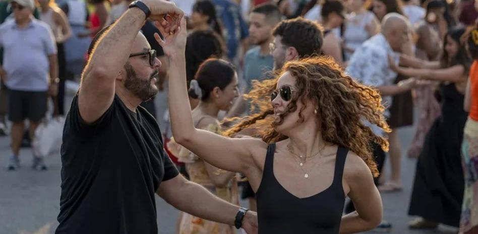 Bailar salsa podría combatir la depresión, según estudio