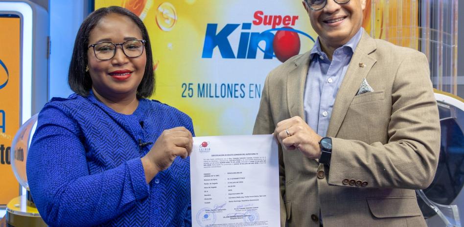 LEIDSA entrega certificado a Enfermera ganadora de 25 millones con el Súper Kino
