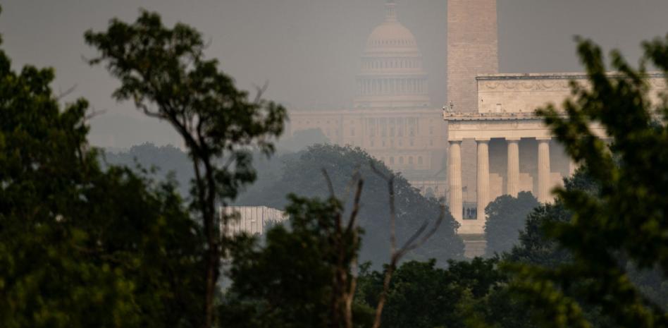 Más de 200 incendios forestales fuera de control en Canadá afectan también a EEUU