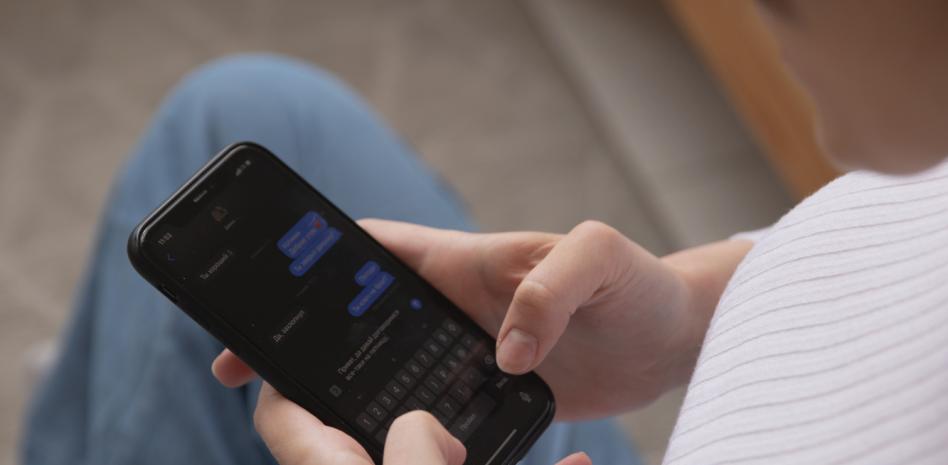 ¿Te duelen las manos cuando usas el teléfono? Este consejo te puede ayudar