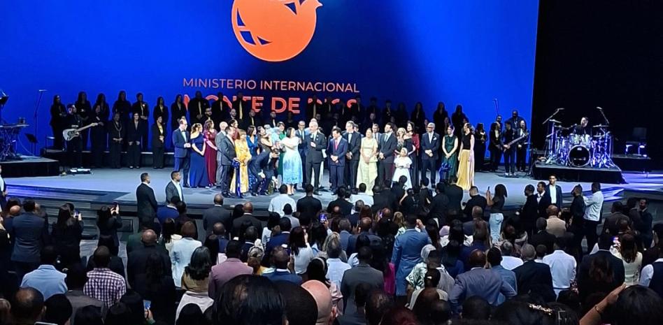 Abinader: La única forma de resistir tiempos difíciles es junto a Dios