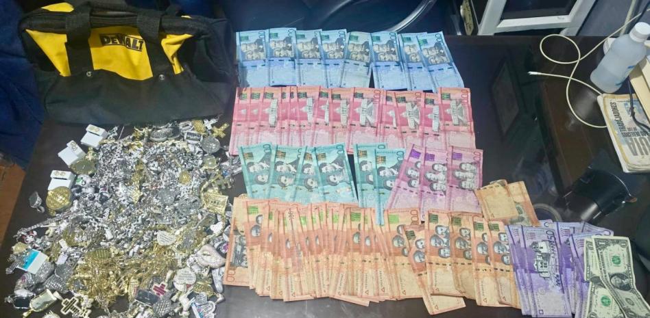 Policía arresta a presuntos asaltantes de joyería en Santiago y recupera dinero y prendas robadas