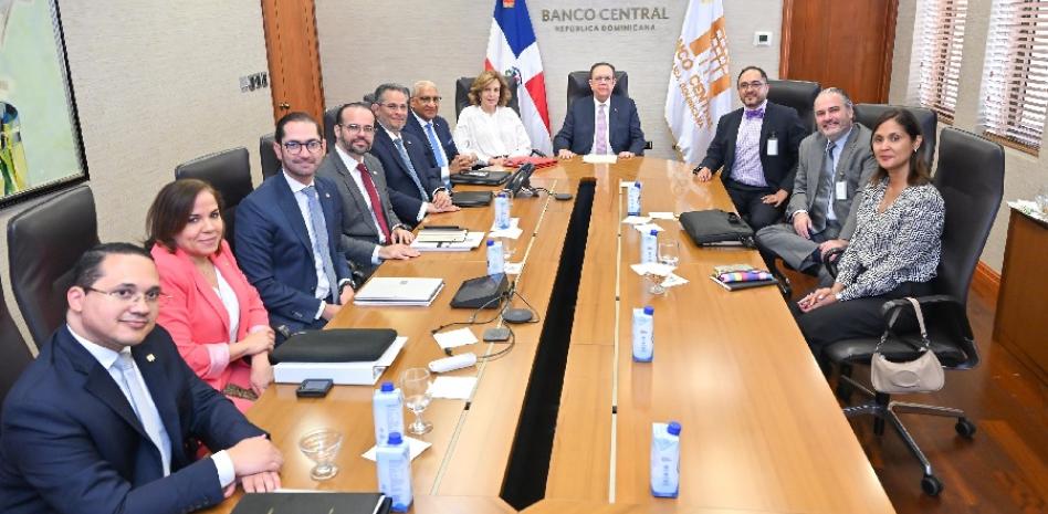 Valdez Albizu recibe misión del BID para potenciar financiamiento a Mipymes a través del Bandex